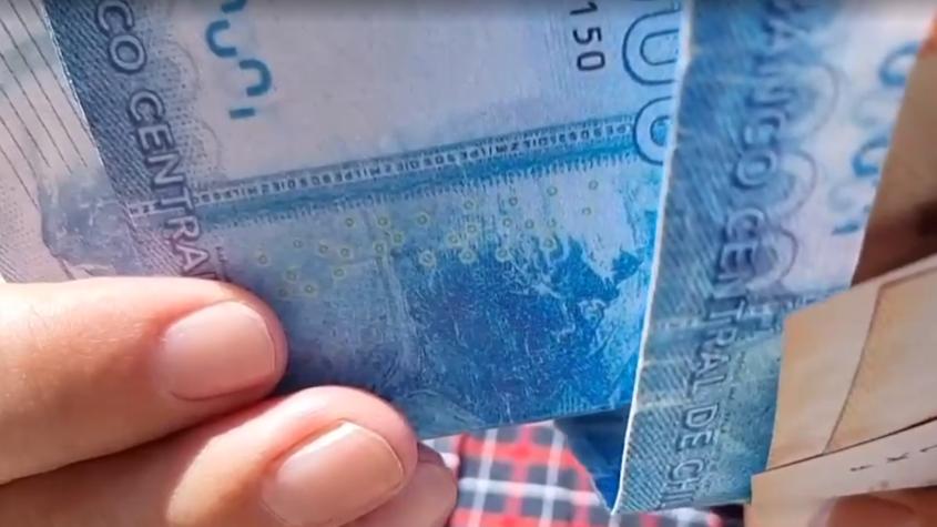 Adulto mayor acusa que le pagaron su pensión con billetes falsos: Recibió el dinero en una caja de compensación 
