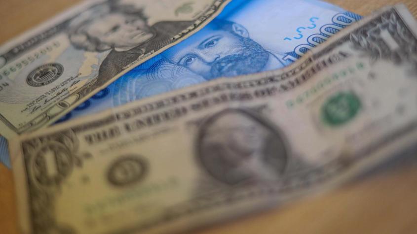 Dólar baja levemente en primeros negocios tras resultado del plebiscito constitucional