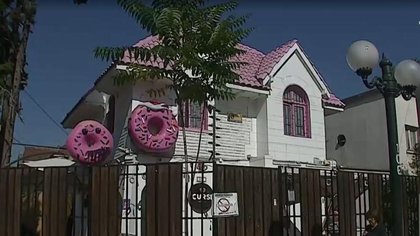 Clausuran local de donas en Providencia por intervenir casona patrimonial: Pintaron tejas y ventanas rosadas