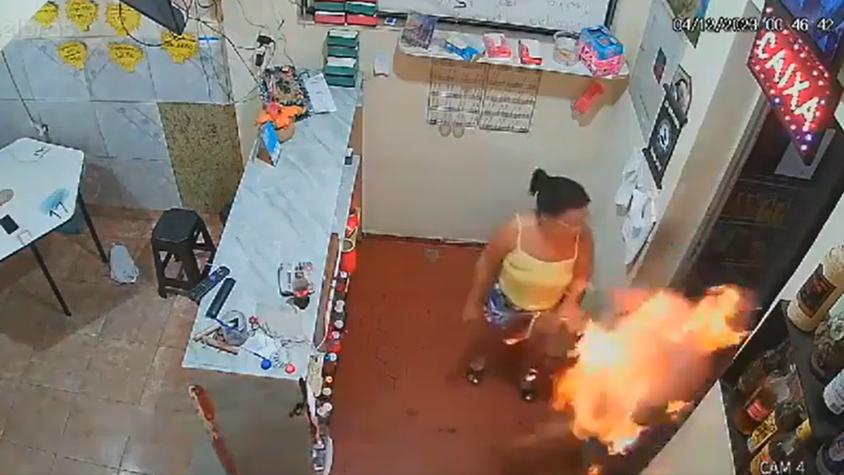 Mujer quemó vivo a su esposo luego de discutir en Brasil: llevaban 30 años de casados