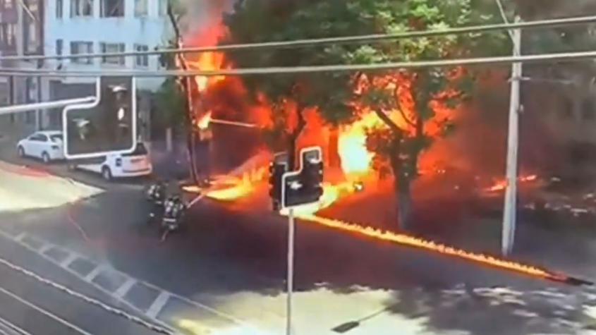 Incendio afecta local comercial de Quinta Normal: Once carros de bomberos intentan controlar las llamas
