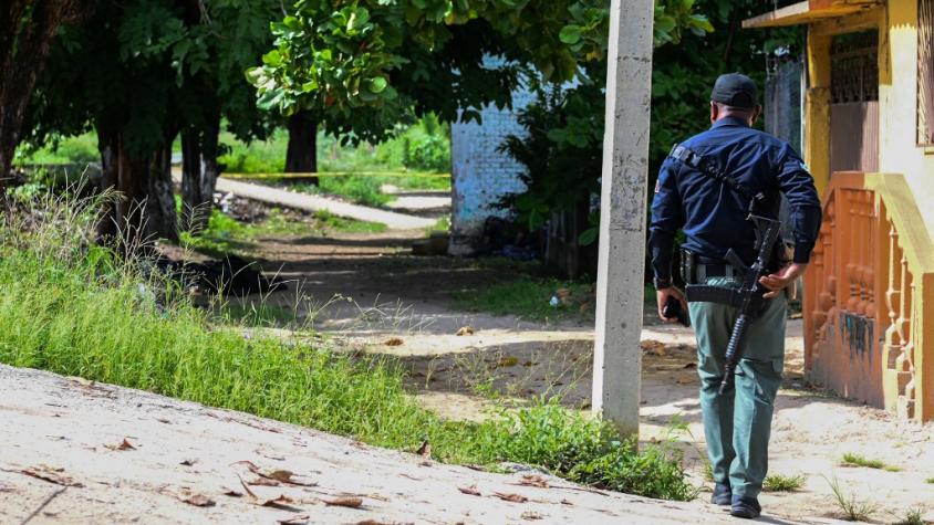 Hallan dos vehículos con restos humanos en el este de México