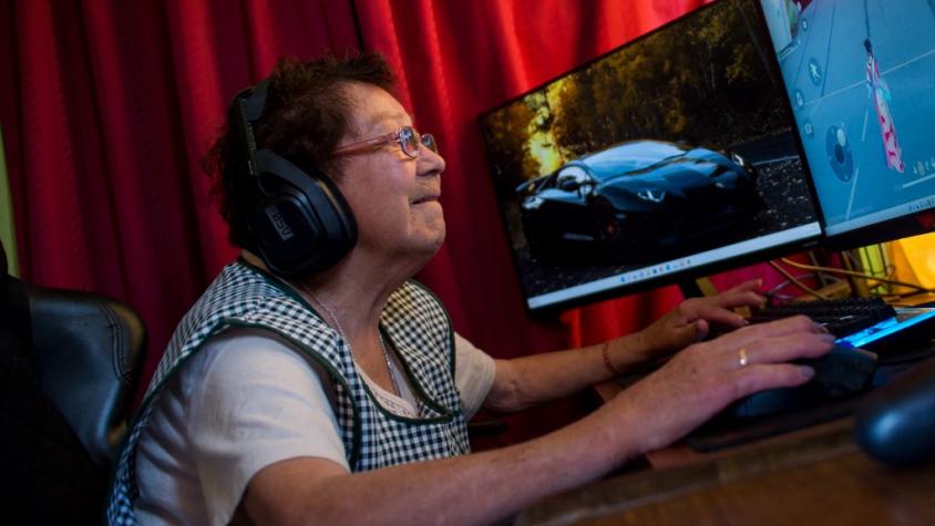"Mami Nena", la abuela chilena estrella de los videojuegos