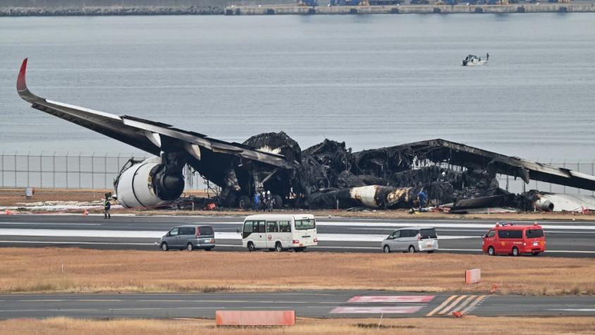 Choque de aviones en japón: aerolínea dice que avión fue autorizado a aterrizar antes de colisión