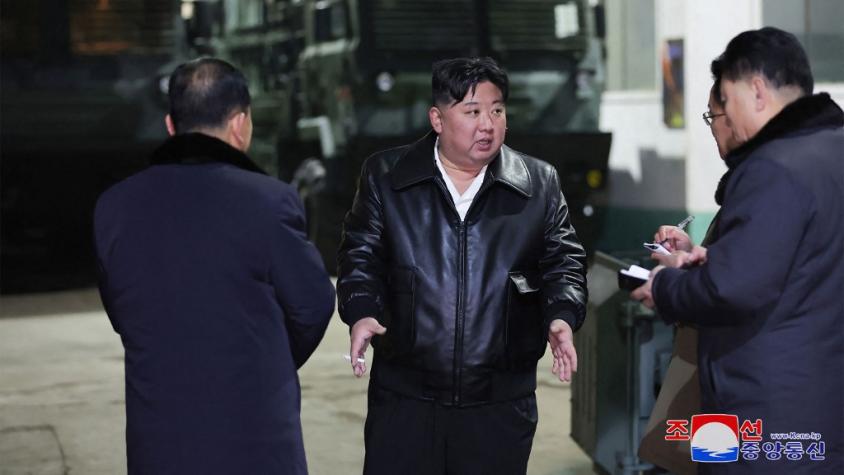 Líder norcoreano Kim Jong Un llama al Sur su "enemigo principal" al visitar fábricas de armas