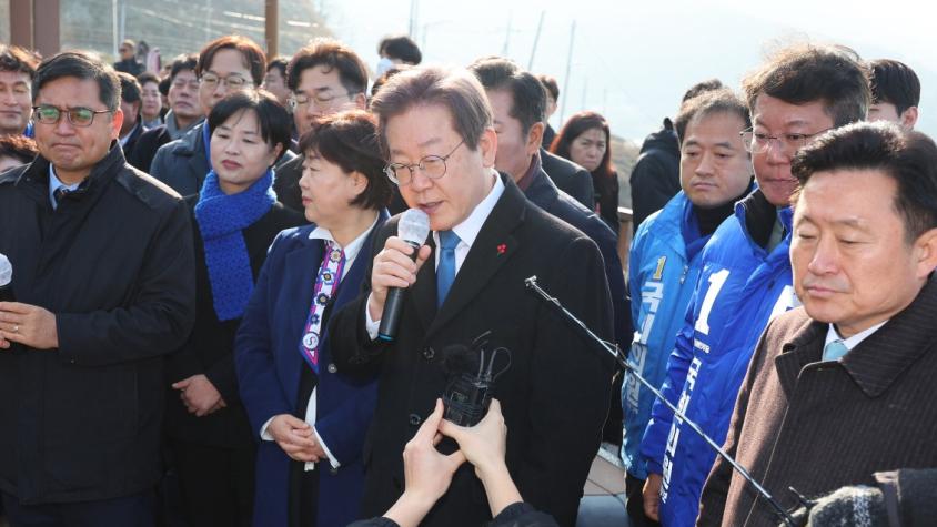 Apuñalan a Lee Jae-myung, líder de la oposición surcoreana en una conferencia de prensa en Busan