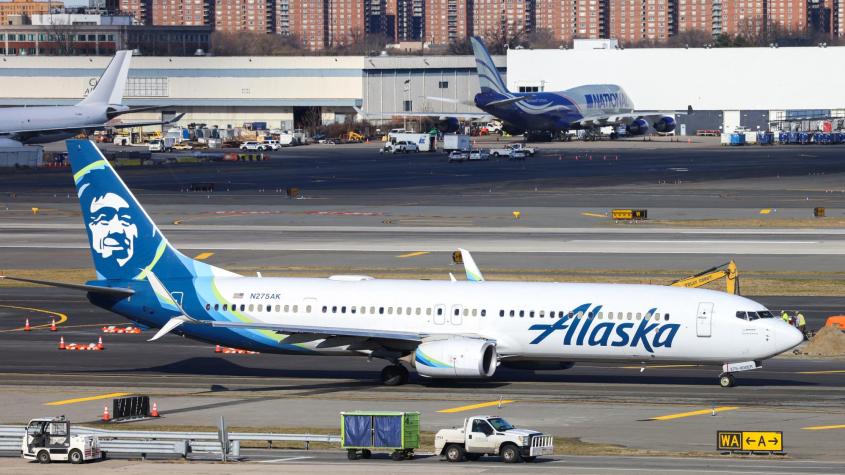 United y Alaska Airlines hallan componentes sueltos en aviones 737 MAX 9