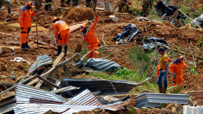 La desesperada búsqueda de sobrevivientes al alud que dejó 33 muertos en Colombia