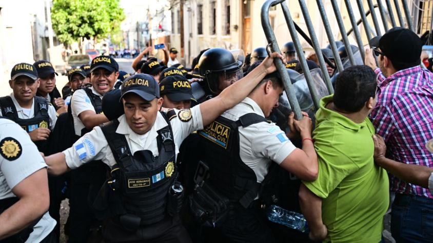 Incidentes afuera del Congreso de Guatemala en medio de cambio de mando Incidentes afuera del Congreso de Guatemala en medio de cambio de mando