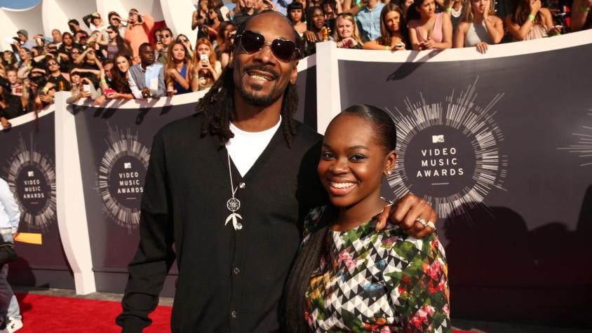 Hija menor del rapero Snoop Dogg se recupera tras sufrir un derrame cerebral
