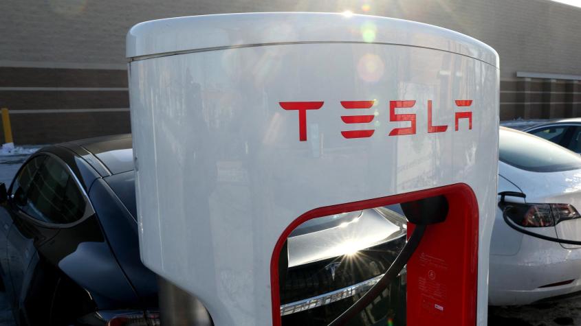Fecha y lugar definidos: Todo listo para el desembarco en Chile de Tesla, la compañía de Elon Musk