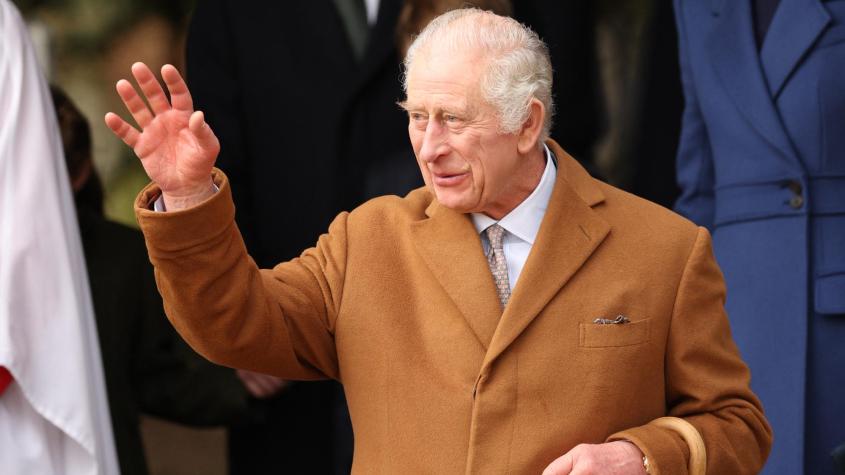 Rey Carlos III "está bien" tras su operación programada de próstata en clínica de Londres