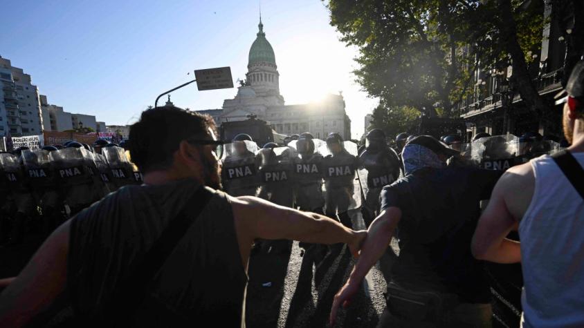 Reportan detención de chileno en medio de protestas por "Ley Ómnibus" en Argentina