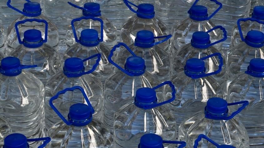 Estudio revela cuáles son las marcas de agua en botella con más microplásticos en Chile