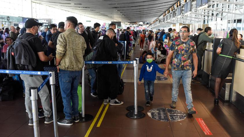 Aeropuerto de Santiago registra 17 vuelos cancelados desde y hacia Argentina por paro general