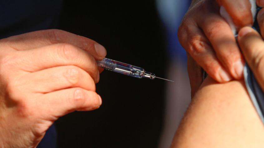 Variante Pirola: Consejo Médico de Clínicas de Chile hace urgente llamado a vacunarse 