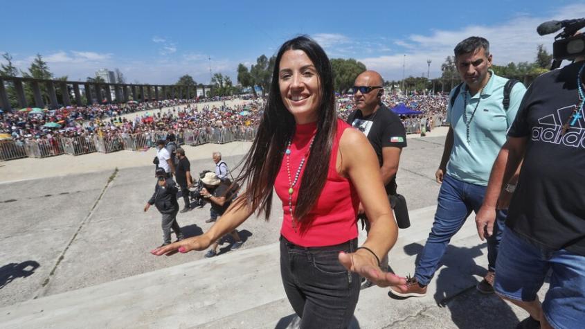 Sociólogo explica el masivo fenómeno de Leda Bergonzi, la "sanadora de Rosario" que repleta calles en Santiago