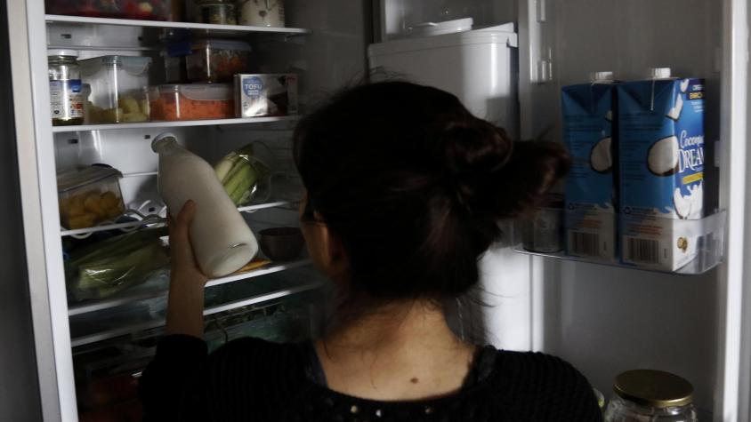 ¿Guardas la leche en la puerta del refrigerador? 12 cosas que jamás deberías hacer con tus alimentos