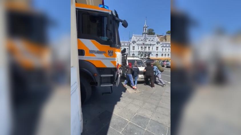 Indignante: Vehículo bloquea salida de un carro de Bomberos que se dirigía a un rescate en Valparaíso