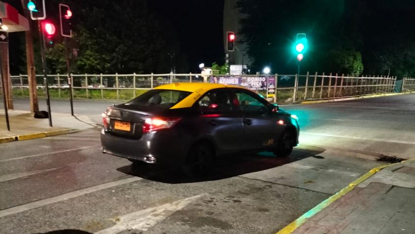 Conductor en estado de ebriedad se quedó dormido y bloqueó una calle con su taxi