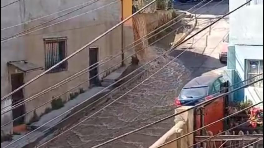 Rotura de matriz provoca gran inundación en Cerro Cordillera de Valparaíso