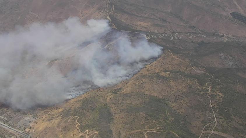 Alerta Roja para Pudahuel por incendio en cuesta Lo Prado: Humo afecta visibilidad en ruta 68