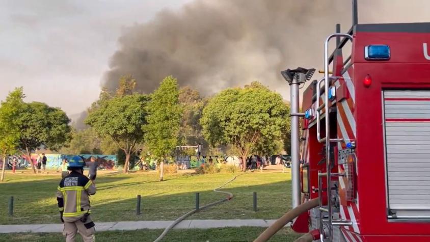 Incendio se produce en Puente Alto: Reportan afectación en al menos 5 casas