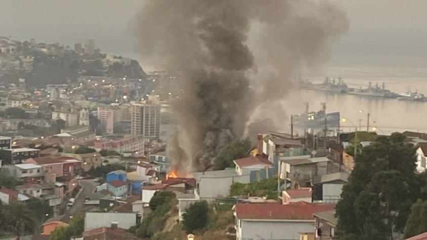 Incendio en Valparaíso: Al menos 5 casas afectadas en Cerro Mariposas