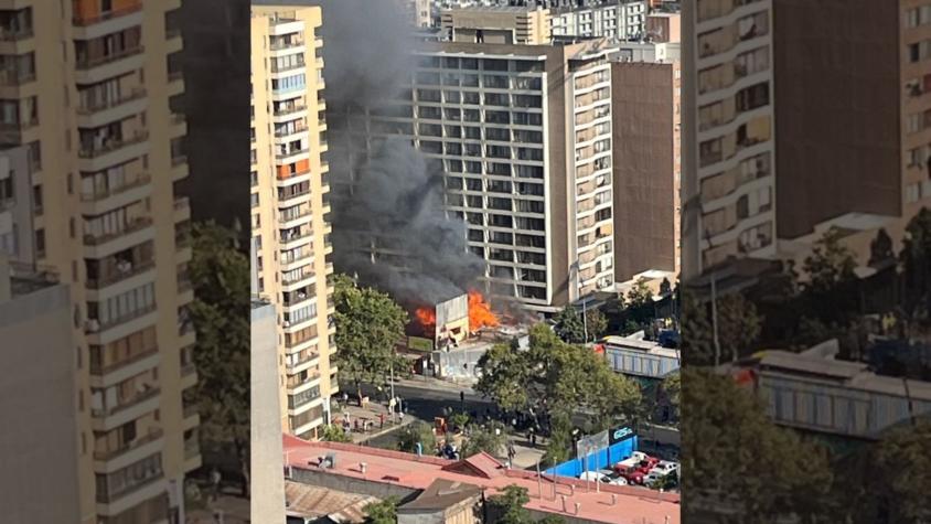 Bomberos combate incendio en cité del centro de Santiago