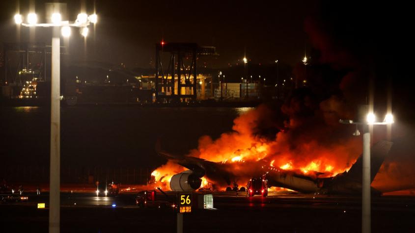 Choque de aviones en Tokio: habrían casi 400 evacuados