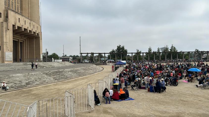 Más de 5 mil personas han llegado a ver la "Sanadora de Rosario, Leda Bergonzi, en Chile