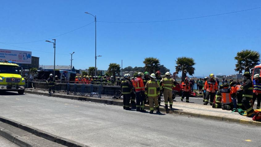 Choque entre micro y auto deja 35 heridos en Talcahuano: Ambos conductores están graves