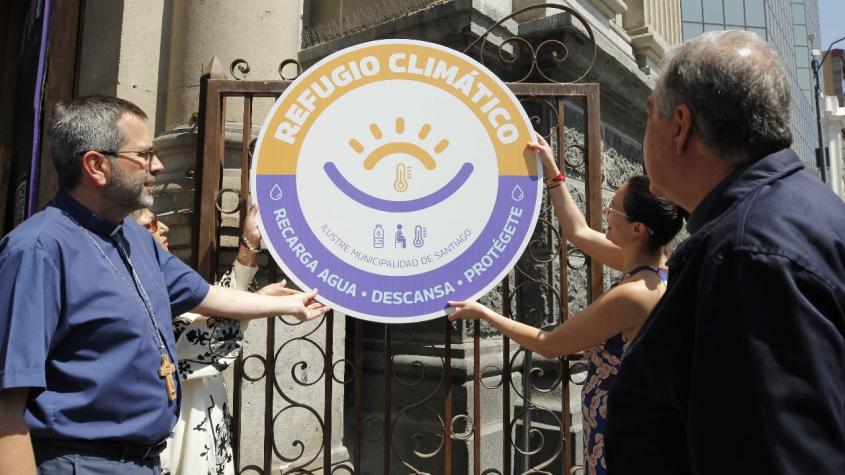 Municipalidad de Santiago activa refugios climáticos para capear el calor e hidratarse