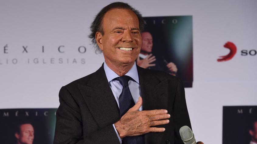 No es un meme: Retienen a Julio Iglesias en aeropuerto de Punta Cana por el contenido de sus maletas