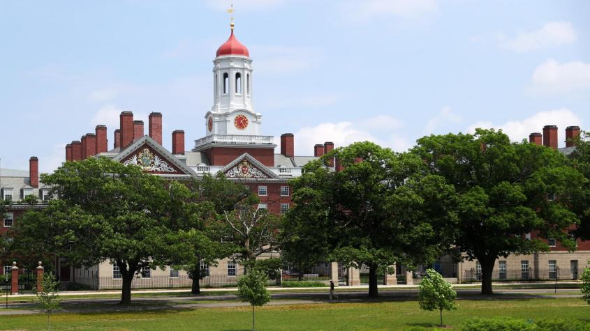 Rectora de Harvard renuncia tras polémica sobre antisemitismo y plagio