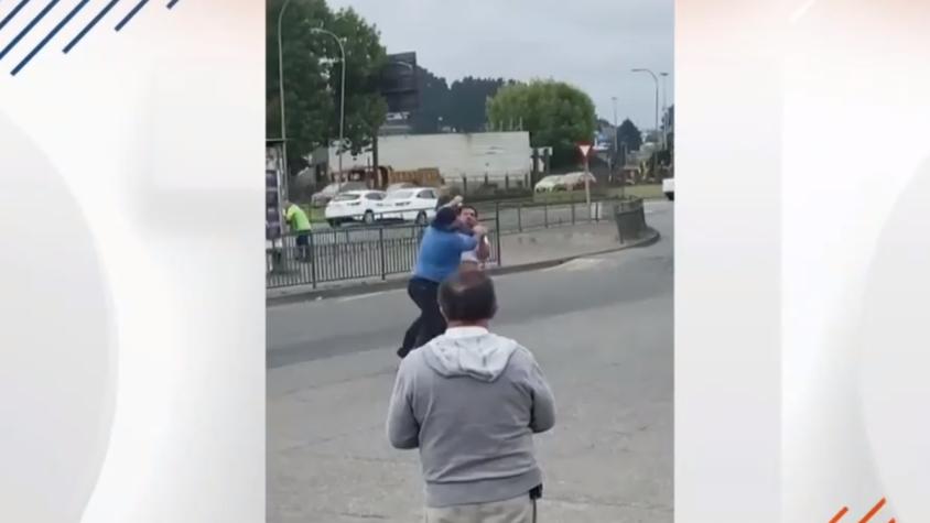 Impactante pelea entre choferes de micro en Concepción: Hubo combos y fierrazos