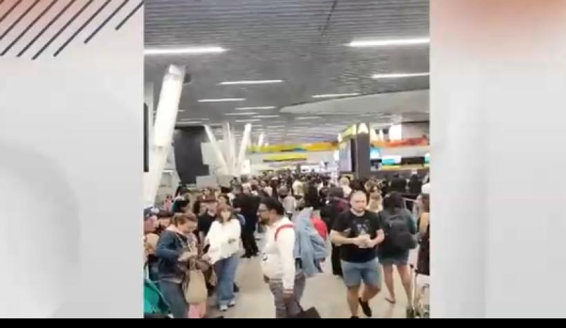 Denuncian largas filas para abordar en el aeropuerto de Santiago