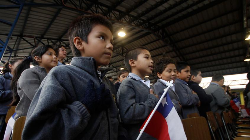Diputados aprueban obligatoriedad del himno nacional e izar la bandera en los colegios