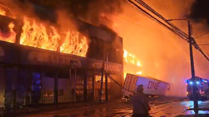 Incendio destruye al menos cuatro galpones en la Zofri de Iquique