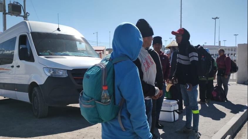 Migrantes que están abandonando Chile igualan en número a quienes intentan ingresar