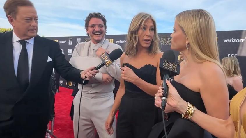 El particular momento que protagonizaron Pedro Pascal y Jennifer Aniston en los Critics Choice Awards 2024