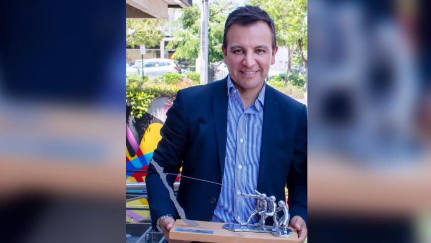 Cristián Pino recibió premio como mejor periodista económico de televisión