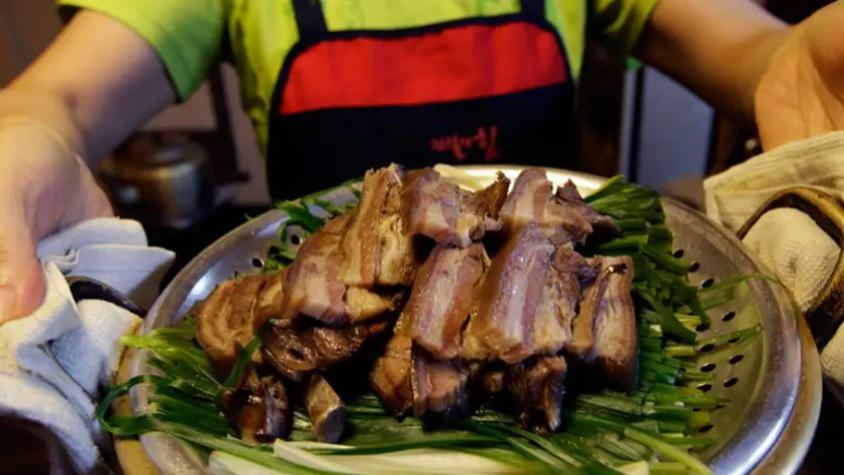 Corea del Sur pone fin a tradición de comer carne de perro