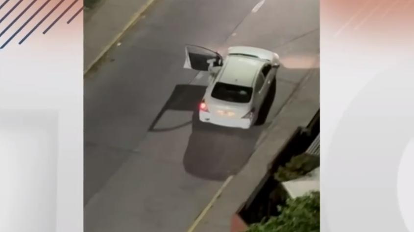Se lanzó a auto en movimiento para recuperar su celular en San Miguel