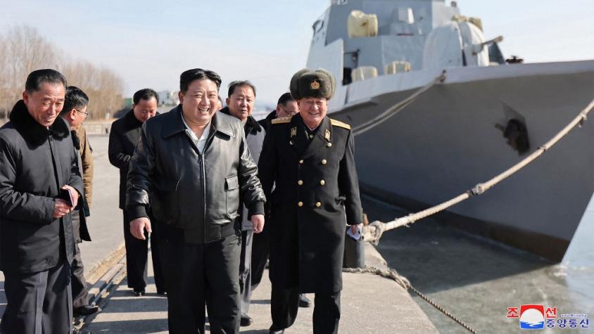 El líder norcoreano Kim Jong Un inspecciona barcos de guerra