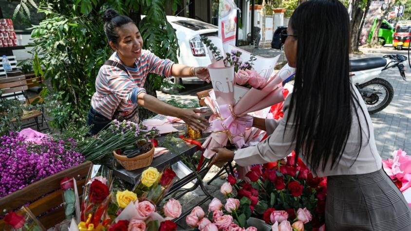 Camboya insta a sus jóvenes a no "perder la dignidad" por San Valentín