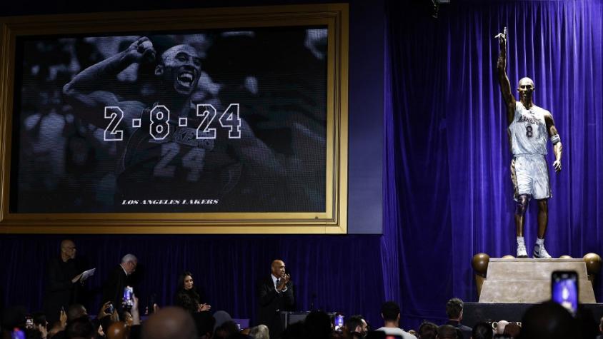 Revelan estatua de Kobe Bryant en partido de Lakers contra Nuggets