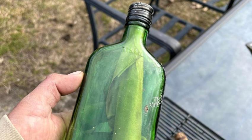 Hombre encuentra emotivo mensaje de hace 3 décadas en una botella que llegó a sus pies en la playa