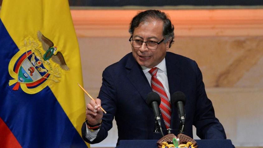Presidente de Colombia pide renuncia a sus ministros