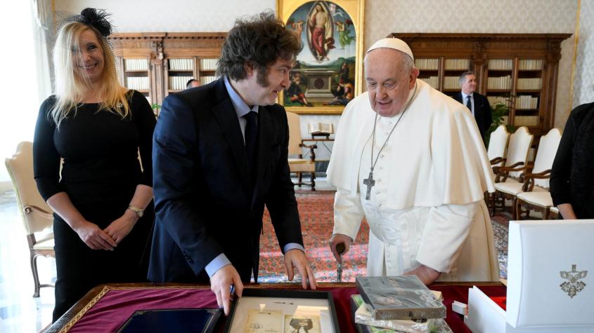 Con abrazos y alfajores: Javier Milei se reconcilia con el papa Francisco
